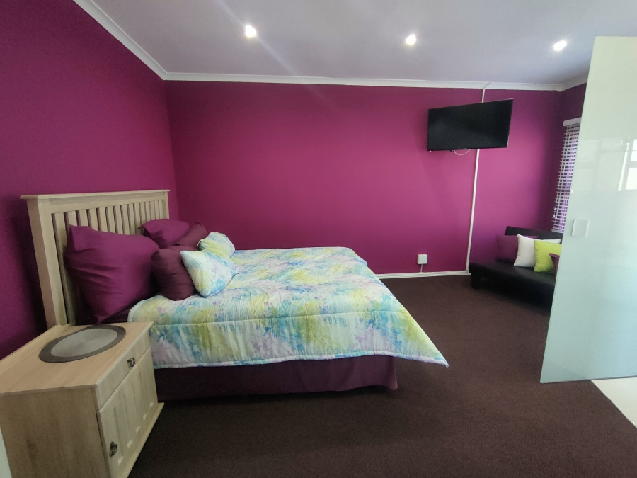 8 Bedroom Property for Sale in Wavecrest Eastern Cape